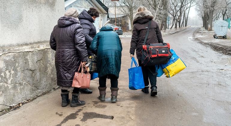 Жители Павлограда в Днепропетровской области Украины покидают свои дома в поисках безопасности (архив).